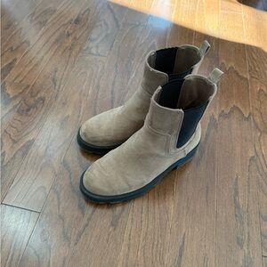 Old Navy Women’s Taupe Chelsea Boots
